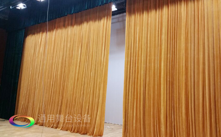 舞臺大幕舞臺阻燃幕布www.siacard.com.cn、二、三道幕等分割表演區域，移換場景不間斷