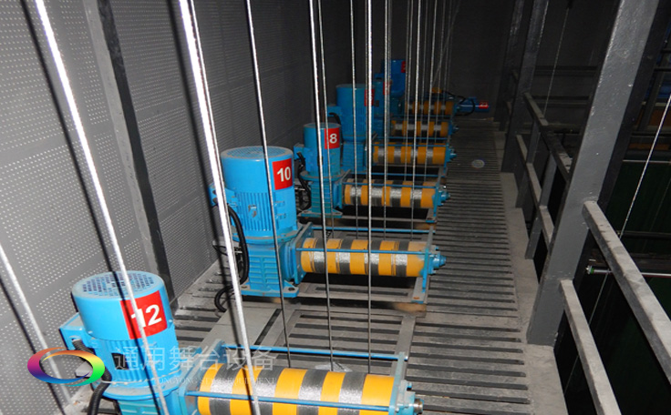 十余年銳意攀登，奮發(fā)圖強！舞臺幕布、機械等一站式選購供應商，舞臺機械、音響、燈光工程設計施工承包壹級資質(zhì)——通用舞臺