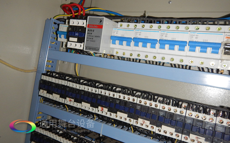 十余年銳意攀登，奮發(fā)圖強！舞臺幕布、機械等一站式選購供應商，舞臺機械、音響、燈光工程設計施工承包壹級資質(zhì)——通用舞臺