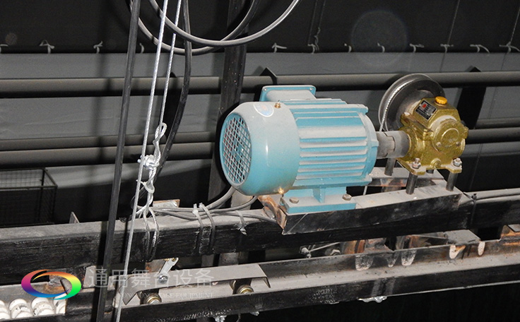 科學(xué)計(jì)劃工期、合理交叉施工，保質(zhì)保量順利完成工程的交付！通用舞臺(tái)阻燃幕布承接羊城廣州培英中學(xué)報(bào)告廳項(xiàng)目！