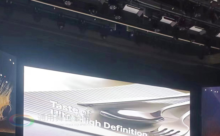 通用舞臺阻燃幕布為曲靖電視臺演播廳提供從系統(tǒng)設計、設備成套、安裝施工、系統(tǒng)調(diào)試及技術支持一體化服務