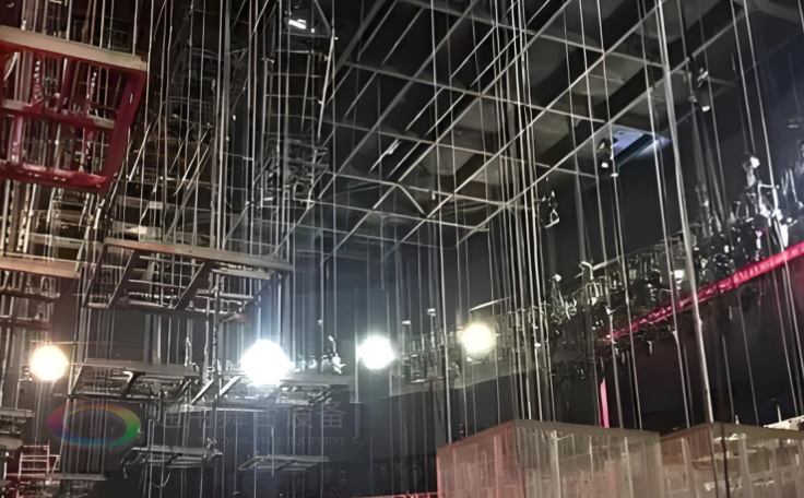 曲靖電視臺(tái)1號(hào)演播廳升級(jí)改造完成 通用舞臺(tái)設(shè)備助力打造現(xiàn)代化演播空間