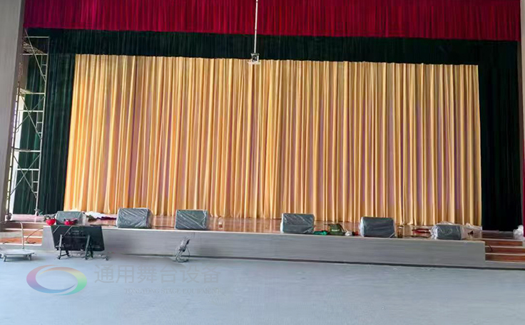 通用舞臺承建江蘇某學院報告廳項目，涵蓋舞臺燈光、電動吊桿、阻燃幕布等核心設備的設計與安裝