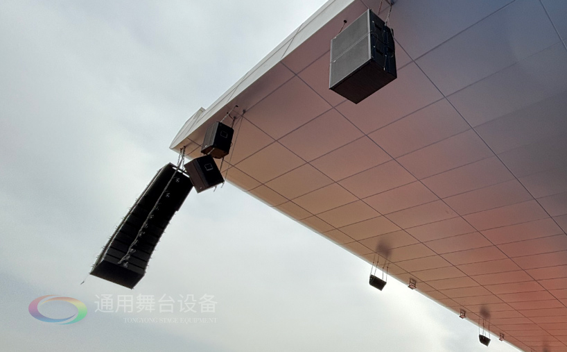 通用舞臺機械完成某高校體育場線陣列音箱、燈光等設(shè)備架設(shè) 提升大型活動視聽體驗